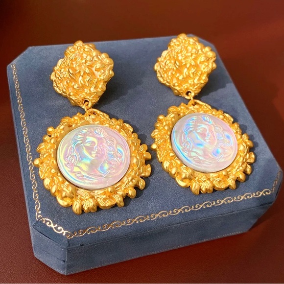 Georgeโs Girl - Earrings - Picture 2 of 2